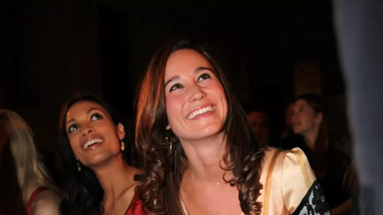 Pippa Middleton a avut de furcă la o prezentare de modă. Află de ce!