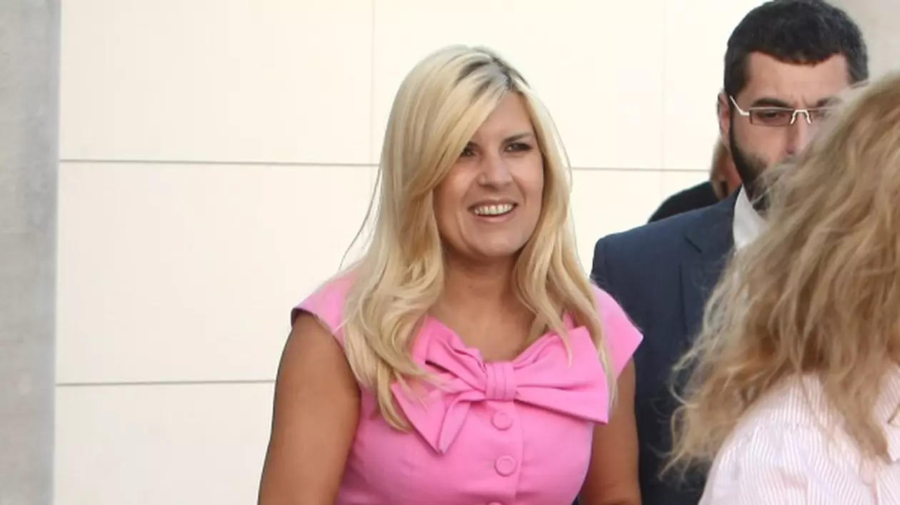 Elena Udrea, "Blonda de la drept", revine cu pantofi care îi ies din picioare