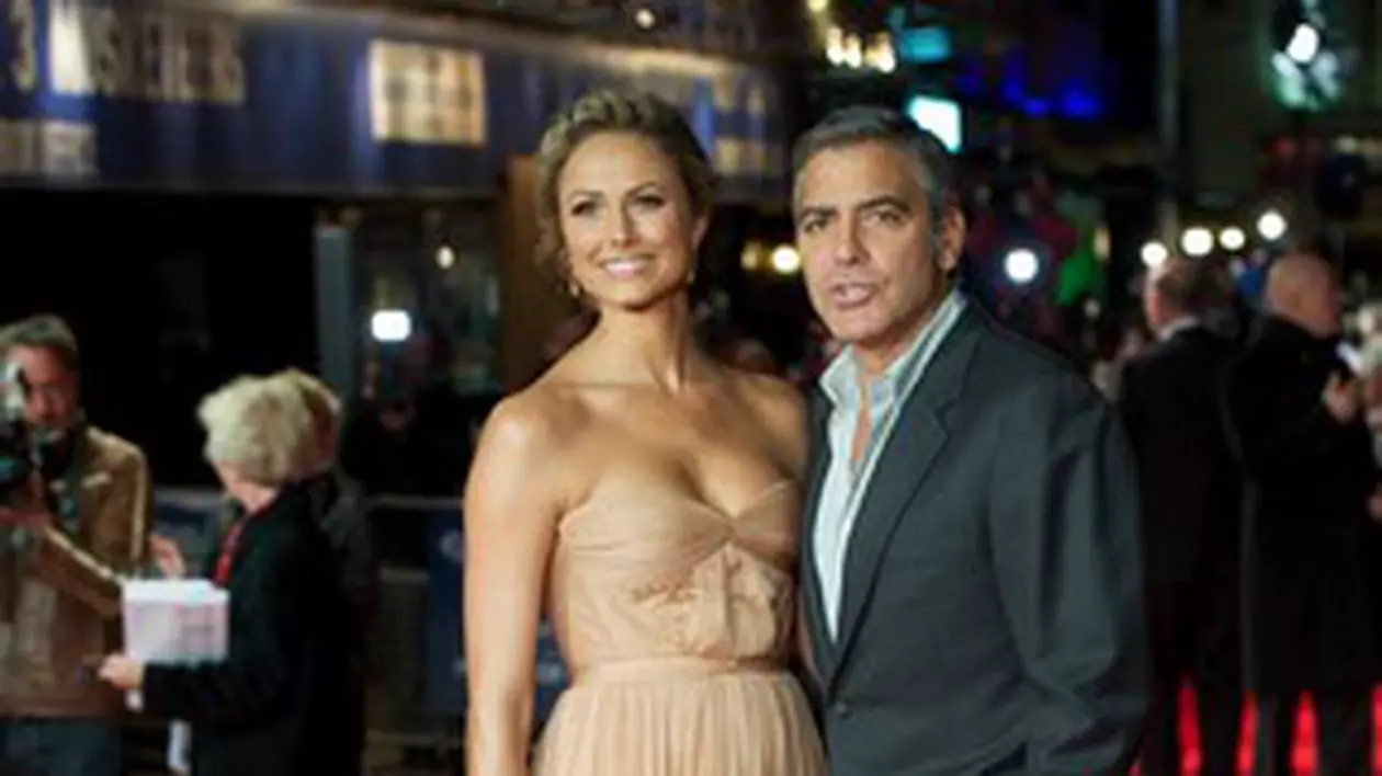 Foto | Iubita lui George Clooney a strălucit pe covorul roşu într-o rochie creată de o româncă