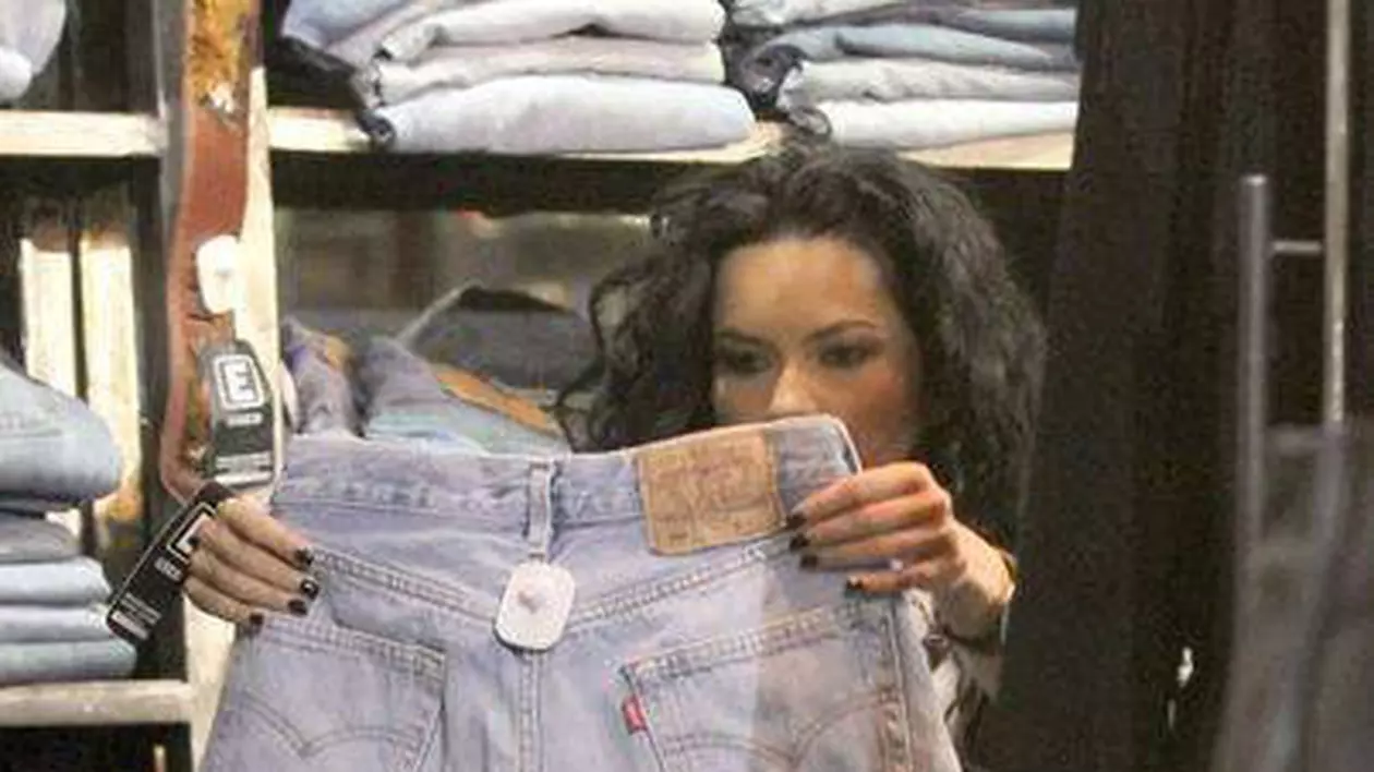 Foto | Inna cumpără haine de la second hand?