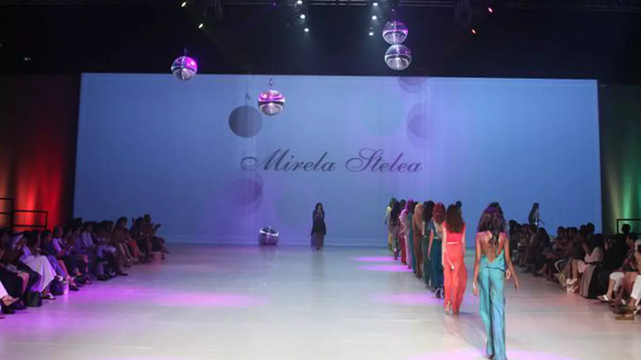 Foto | Mirela Stelea, show de modă la Dubai Fashion Week pe un podium 