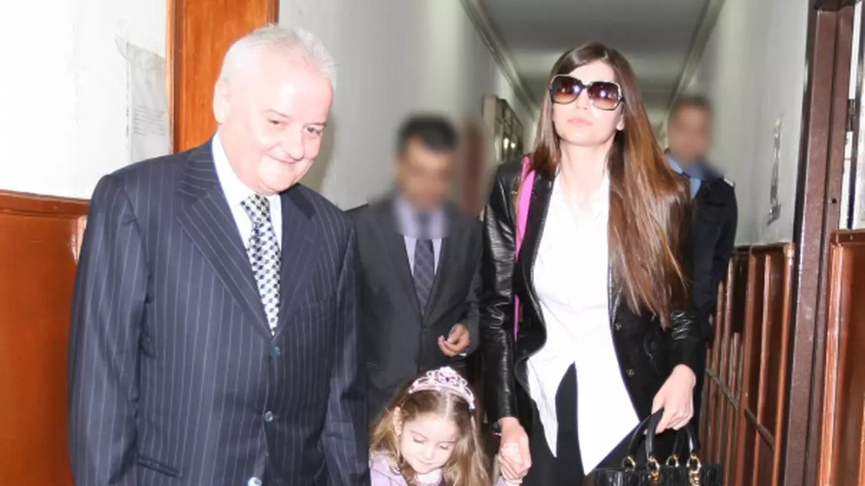 Exclusiv | Moni, Irinel şi Irina au fost împreună la teatru