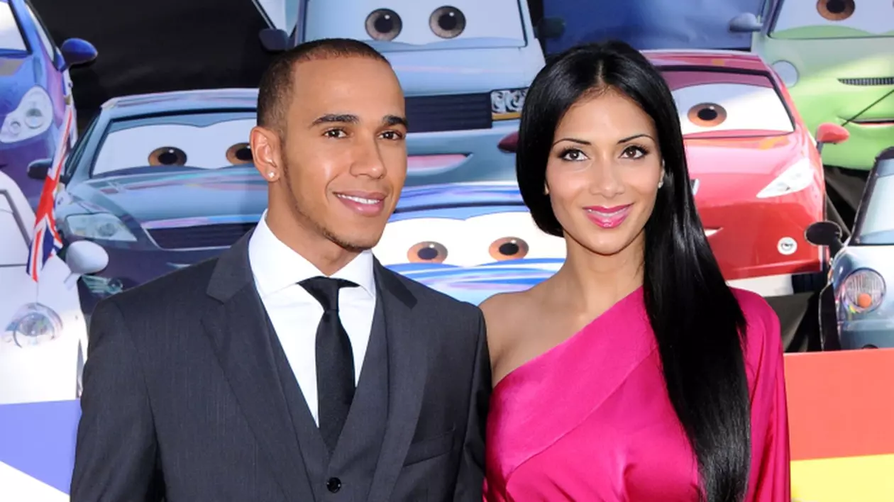 Nicole Scherzinger, singură. S-a despărţit de pilotul Lewis Hamilton