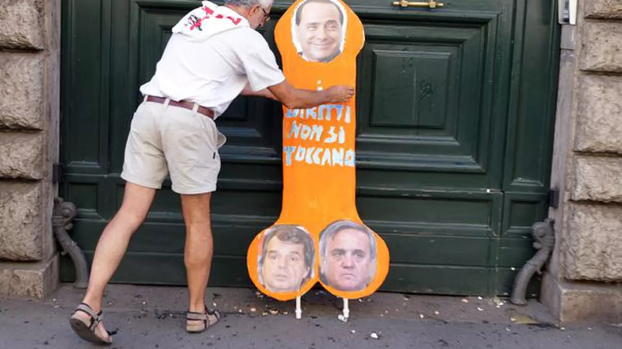 Foto | Protest trăsnit la Roma! Poza lui Berlusconi, pusă pe un penis uriaș 