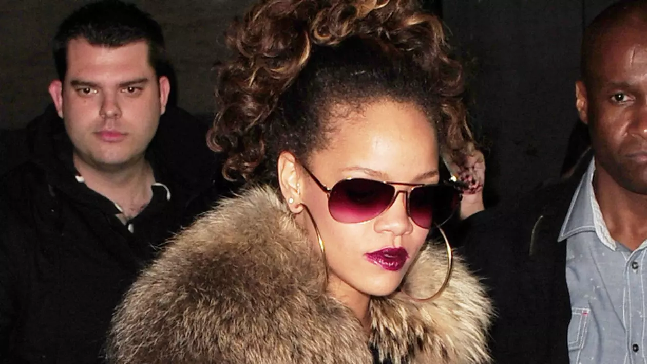 Rihanna a dat de necaz pentru că nu-şi putea lua mâinile de pe dansatoarele unui local
