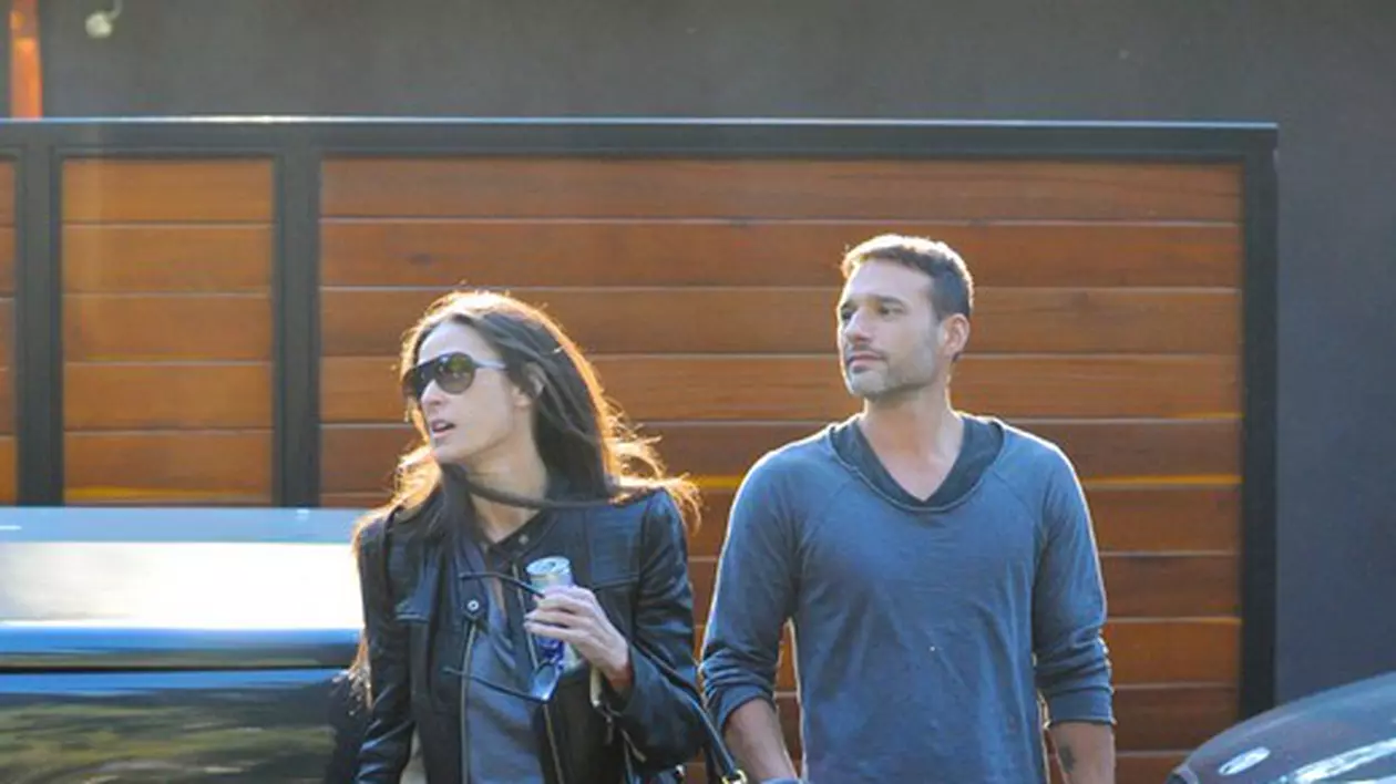 Demi Moore a ieşit, în sfârşit, din "zodia Ashton Kutcher"? Uite-o cu un bărbat chipeş | FOTO