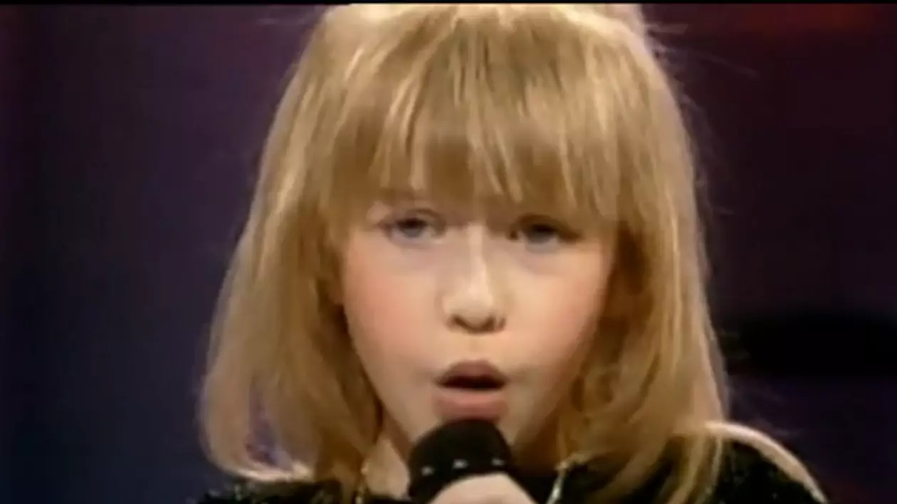 Ghiceşti cine e fetiţa blondă şi talentată din filmuleţul vechi de 12 ani? | VIDEO