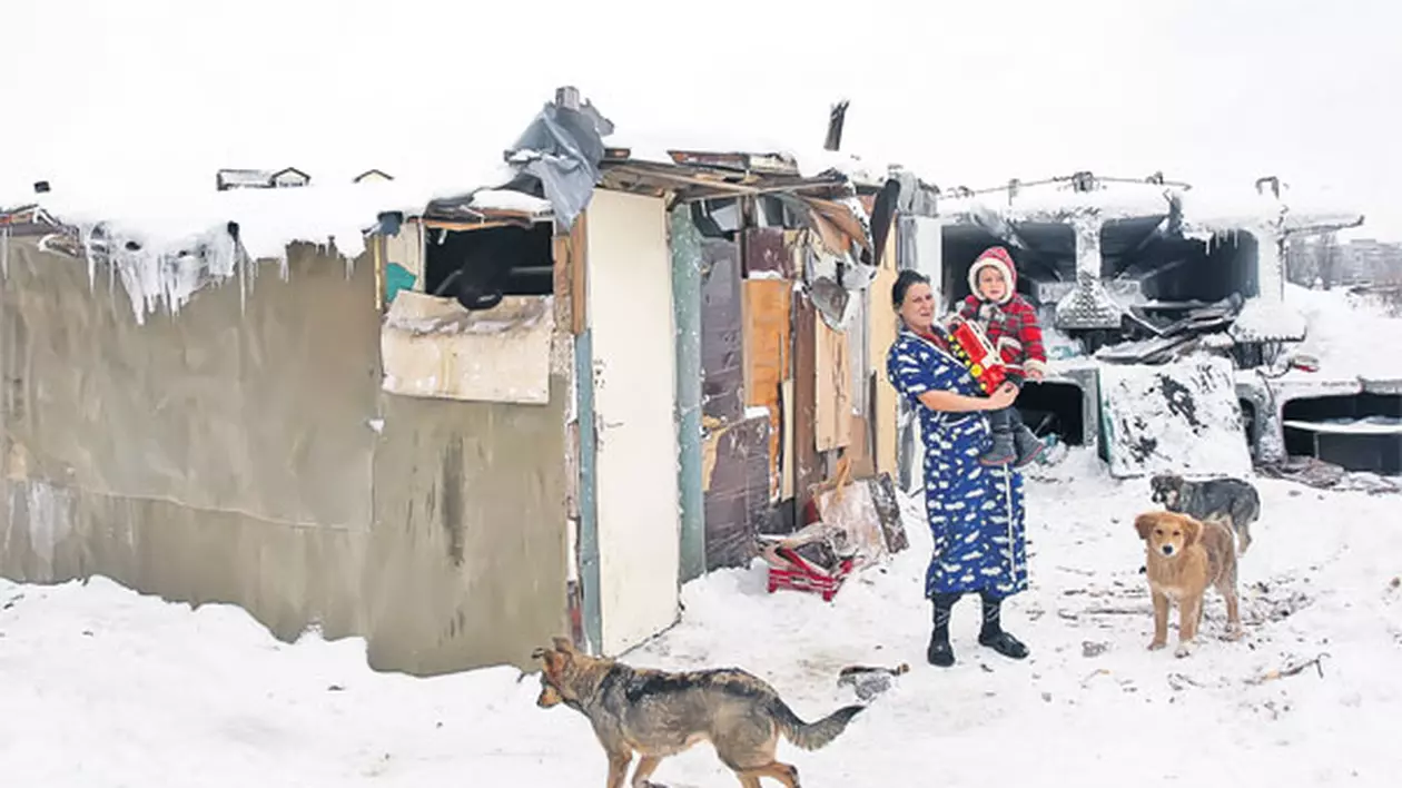 O bucureşteancă locuieşte într-o baracă făcută din uşi de şifonier: «Mi-e frică să nu-mi moară copiii de ger» 