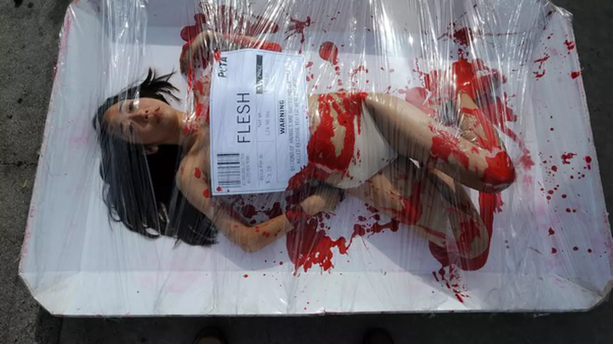 Femei pline de sânge puse în caserole, ca nişte bucăţi de carne | FOTO ŞOCANT
