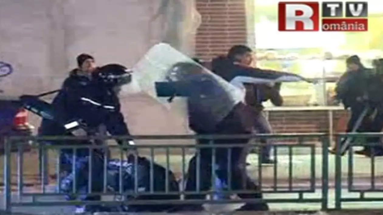 Uite cum protestatarii sunt bătuţi de jandarmi | VIDEO