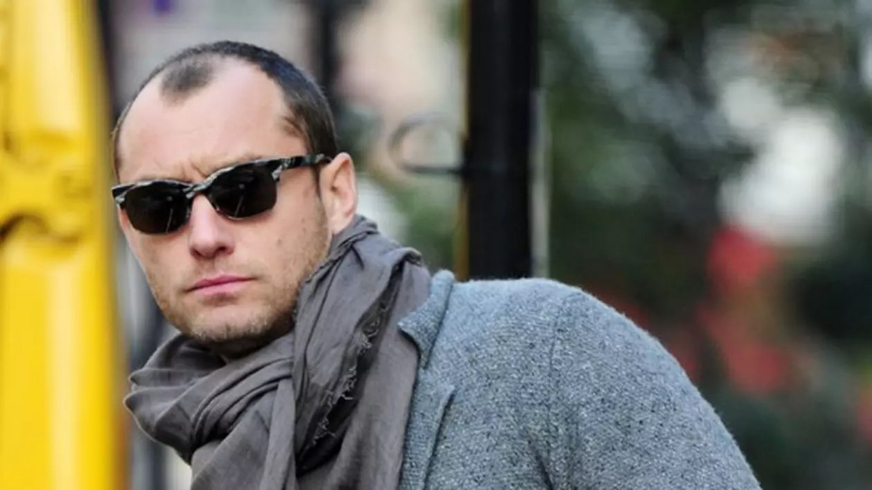 Jude Law a chelit. Ți se mai pare sexy?