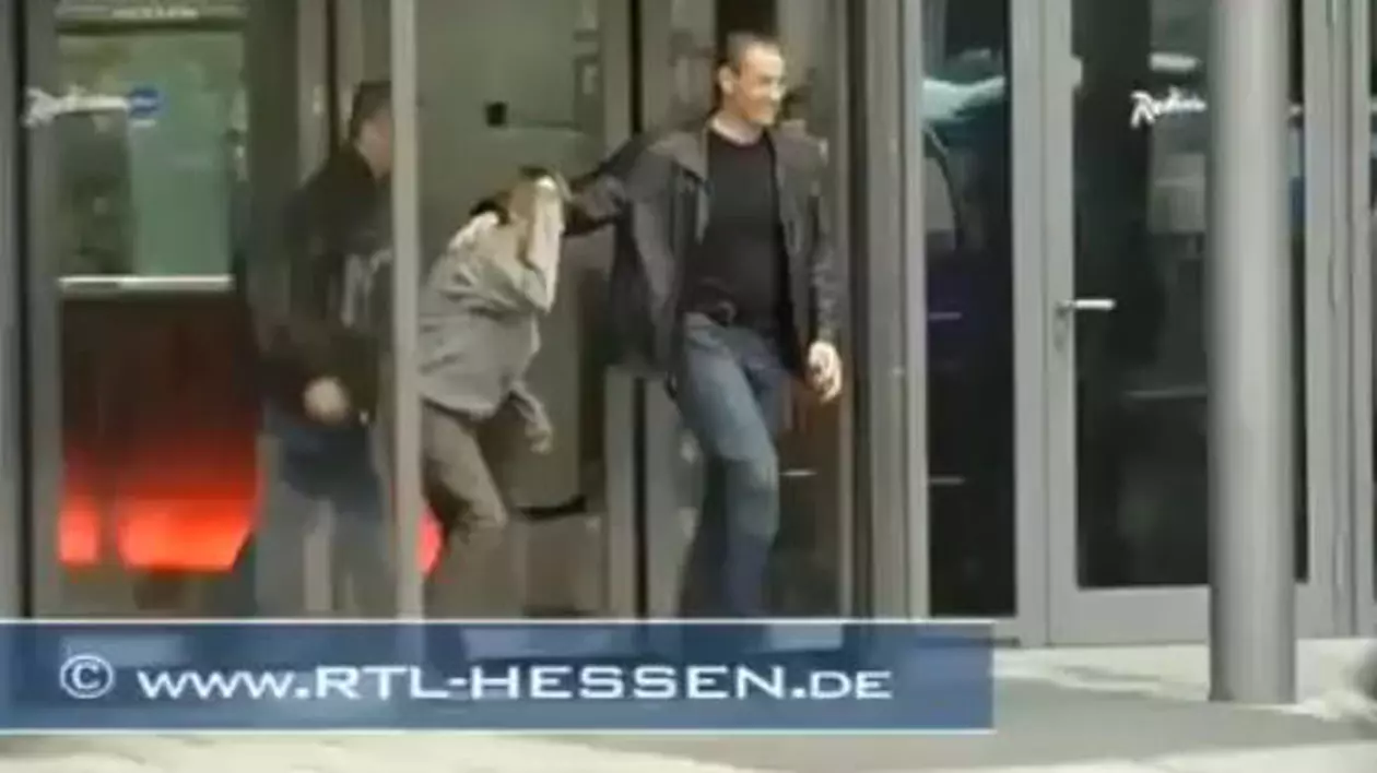 Momentul în care Justin Bieber s-a făcut de râs! Vezi cum dă cu capul... într-o ușă! VIDEO