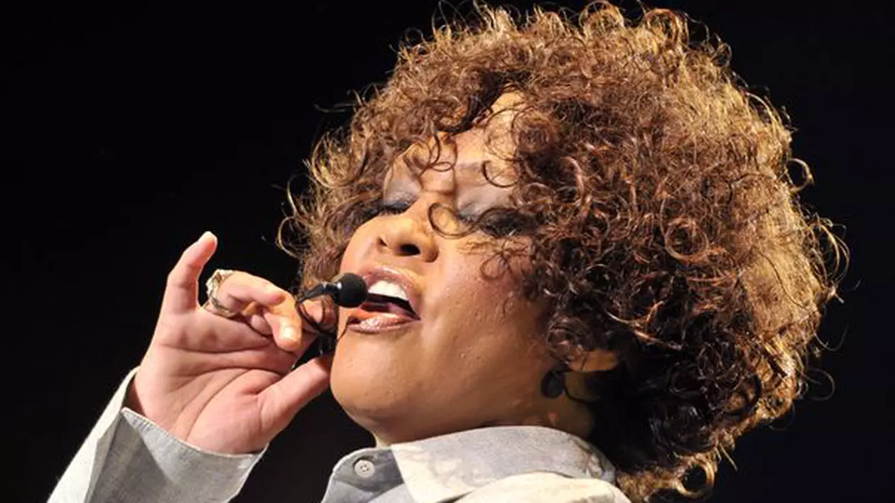 WHITNEY HOUSTON A MURIT | Artista dădea pe droguri 300.000 $ pe an