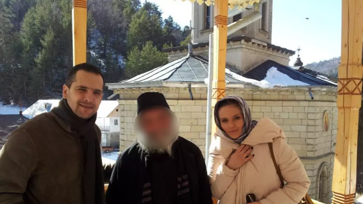 Cristina Şişcanu şi Mădălin Ionescu s-au pozat la mănăstire, cu preotul