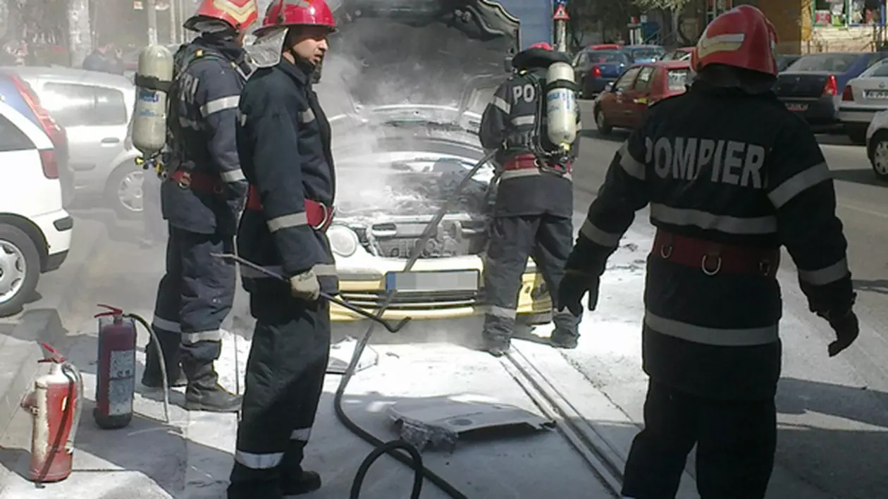 O maşină a luat foc în trafic, în cartierul Dristor din Bucureşti