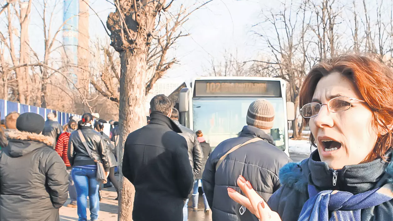 Pe traseul autobuzului 102, călătorii trebuie să valideze cardul de două ori: "E hoţie pe faţă!"