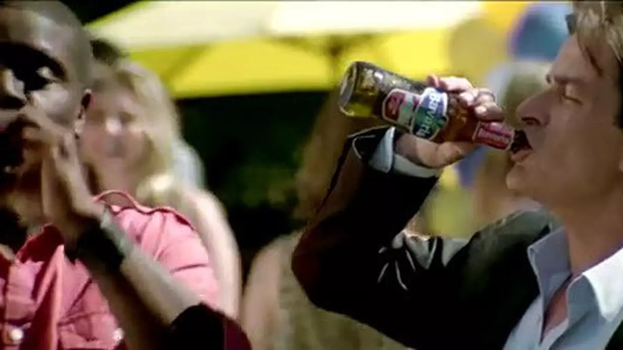 Charlie Sheen sărbătoreşte ieşirea de la dezintoxicare... cu o BERE! Video