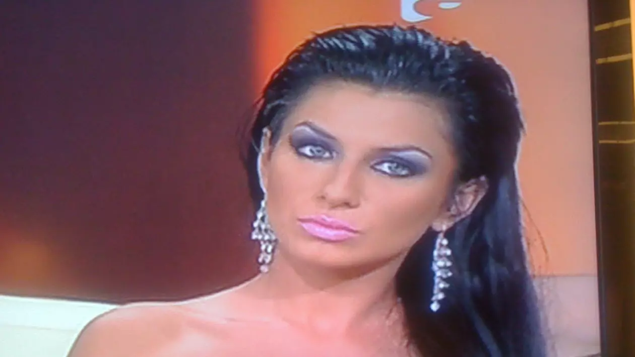 Casandra, "Viespea" lui Ogică, cu sfârcurile la vedere la TV! | FOTO