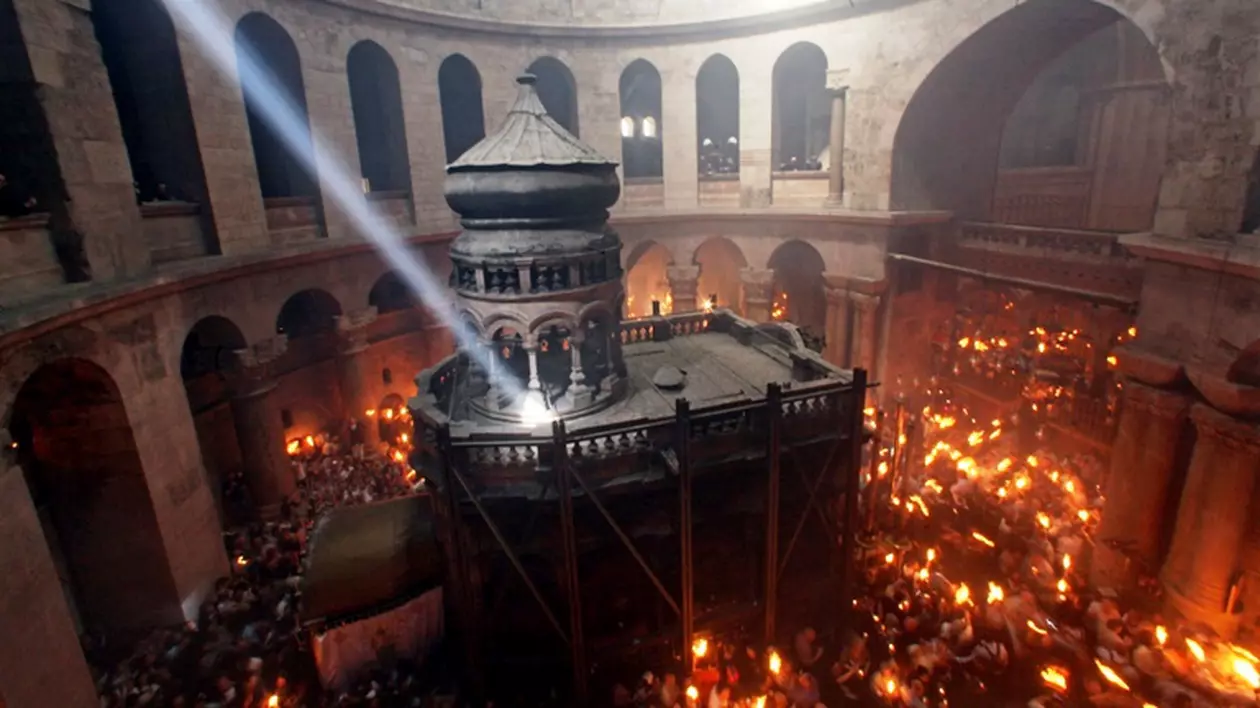 Focul Sfânt de la Ierusalim, MINUNEA care se întâmplă în FIECARE AN în Biserica Ortodoxă