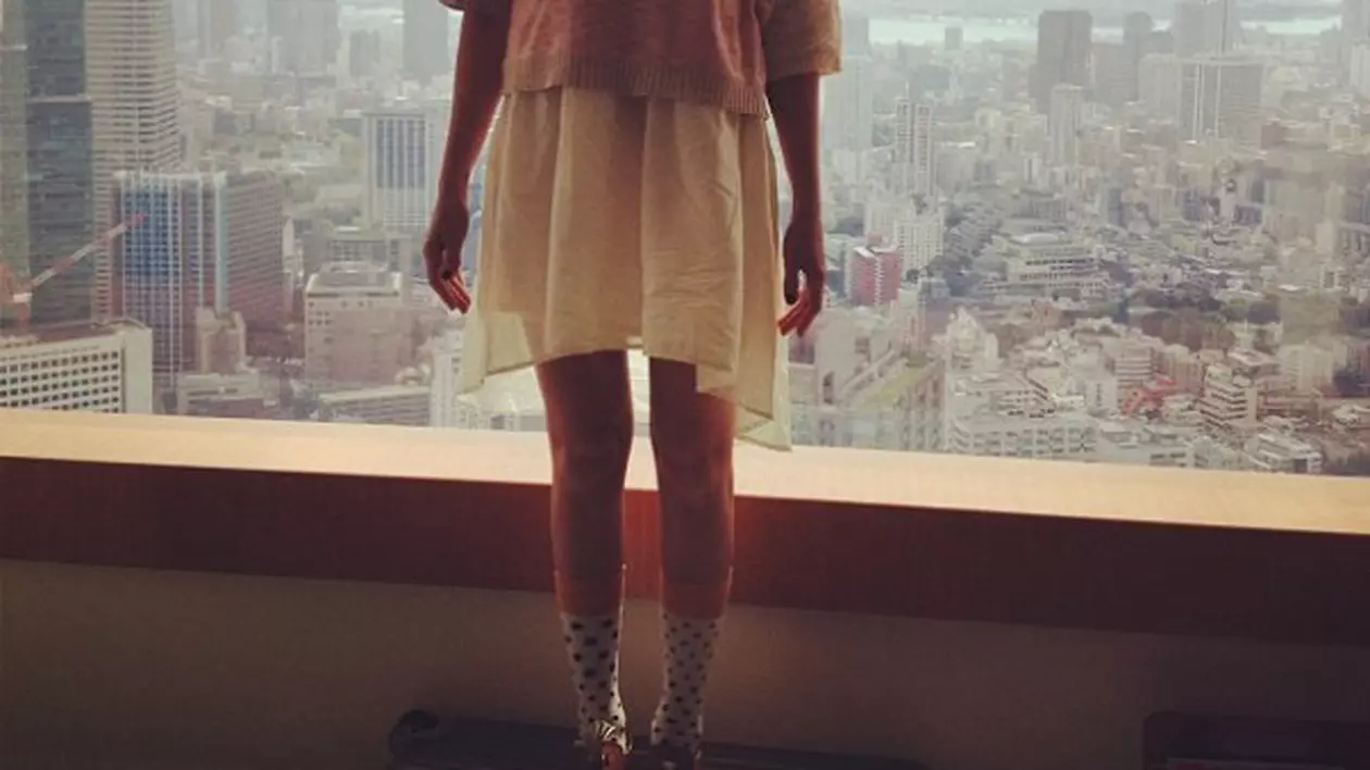 Jessica Alba s-a îmbrăcat cu o ținută inspirată de moda japonezelor! Îți place cum îi stă?