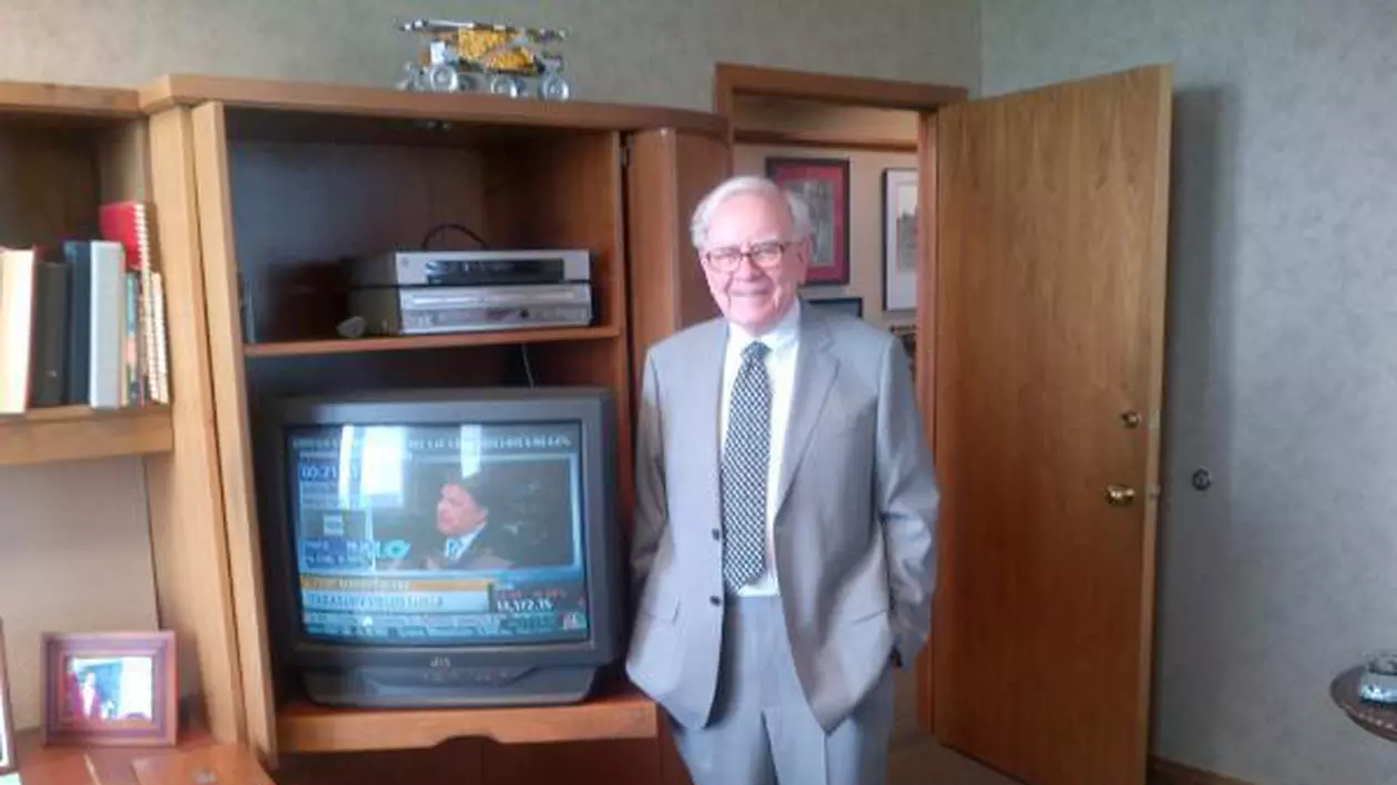 Warren Buffett, al treilea cel mai bogat om al planetei, a renunțat la telefonul mobil pe care îl avea de 20 de ani, un Samsung cu clapetă, în valoare de 20 de dolari