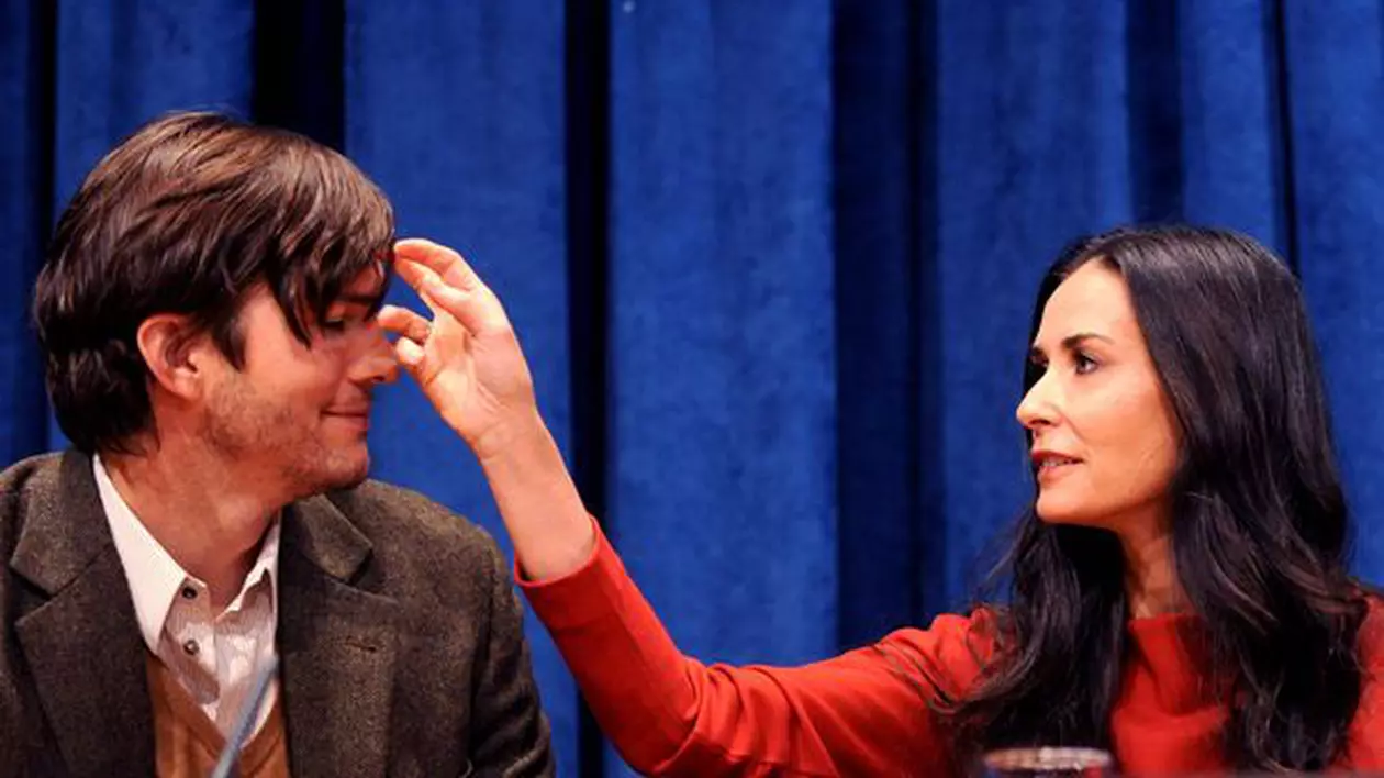 Demi Moore nu mai e "Doamna Kutcher" nici pe Twitter