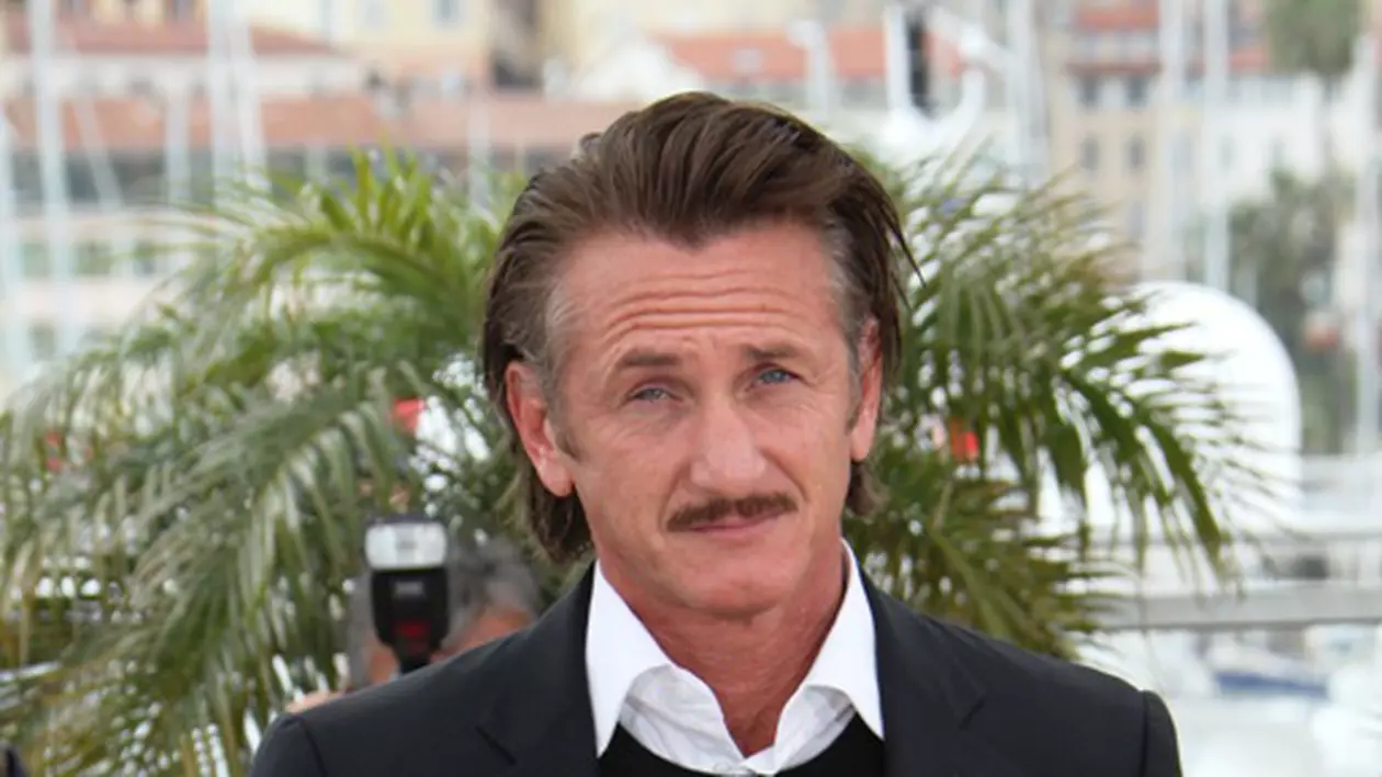 A strâns milioane de euro într-o gală de caritate, dar când a urcat pe scenă, A DAT-O ÎN BARĂ! Vezi ce a făcut Sean Penn!