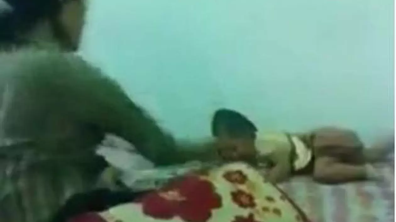 Ea e MAMA-MONSTRU! Scene de o CRUZIME fără margini cu o femeie care își bate cu SADISM fetița de doar zece luni | VIDEO