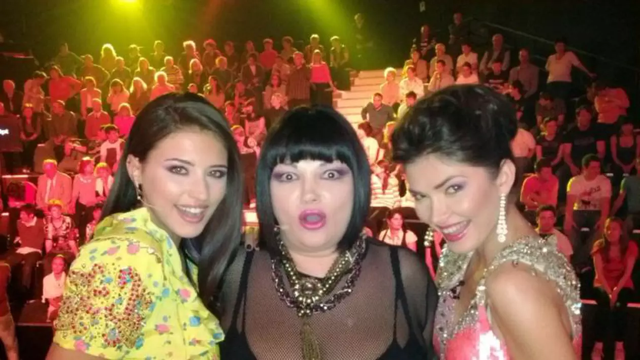 Ozana Barabancea, pipăită pe sâni de Antonia şi Alina Puşcaş!