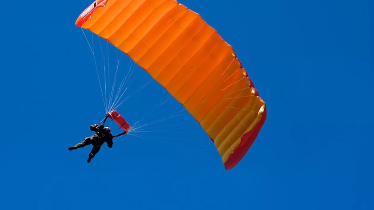 Află cât costă un salt cu paraşuta la ediţia a II-a a zilelor Bucharest Skydiving Boogie