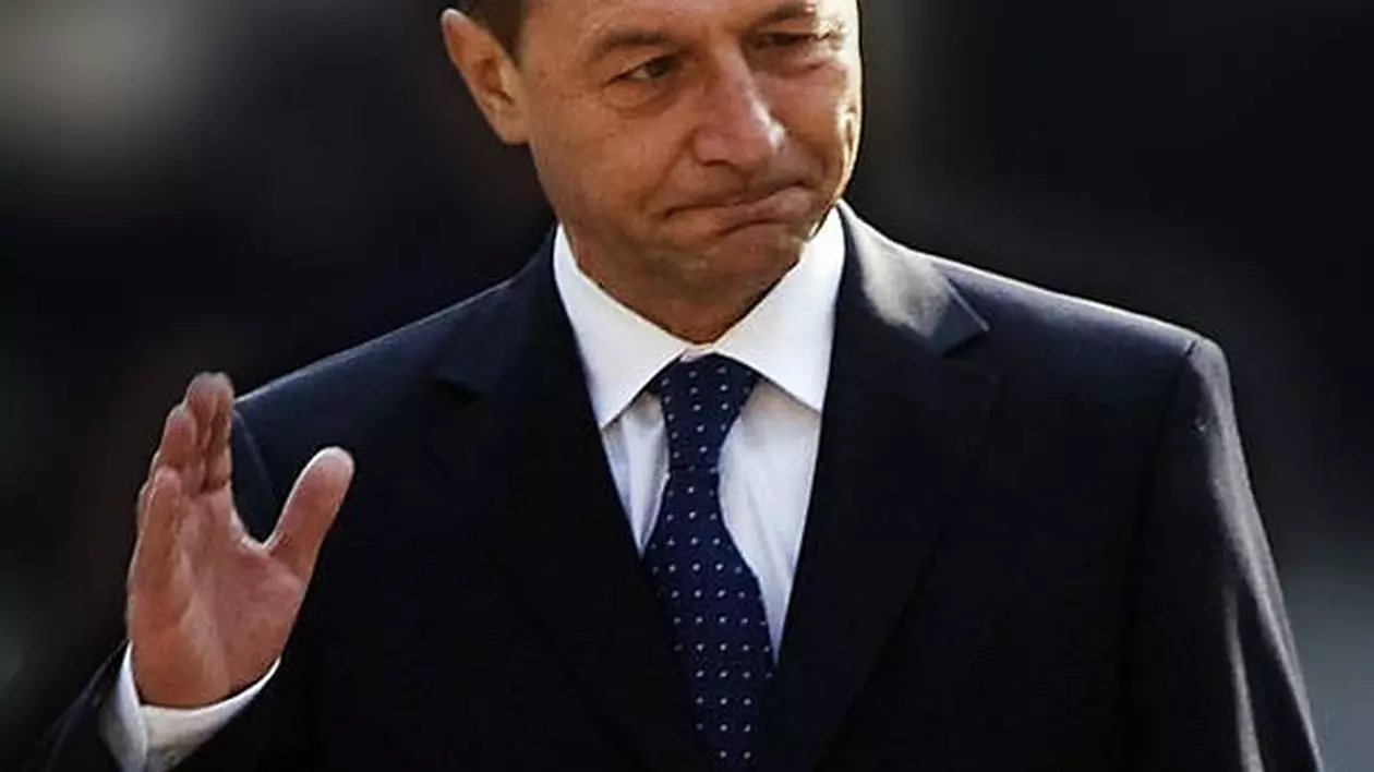 BĂSESCU, la prima apariţie în public după ce Năstase s-a împuşcat. Vezi reacţia preşedintelui la întrebările jurnaştilor