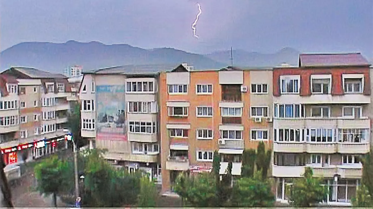 Credeaţi că am scăpat? Furtunile fac iar ravagii!