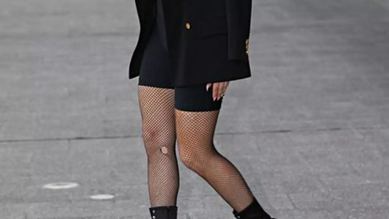 Lady GaGa a ieşit cu ciorapii rupţi la plimbare | FOTO