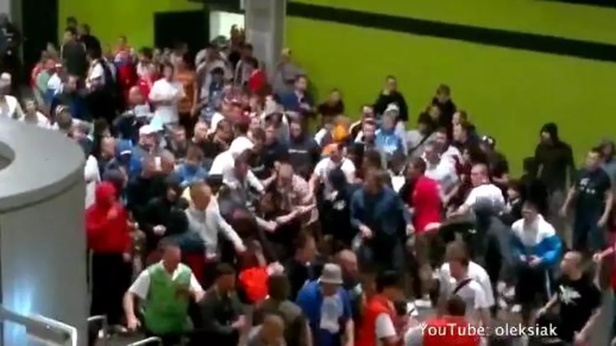 Haos după meciul Rusia-Cehia! Suporterii ruși beți i-au luat la bătaie pe bodyguarzii de la Euro 2012 | VIDEO