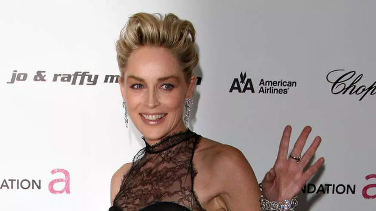 Aşa arată pe covorul roşu, dar paparazzi au dat lovitura: au prins-o complet nemachiată! Mai crezi că Sharon Stone e una dintre cele mai sexy femei din lume? | FOTO 