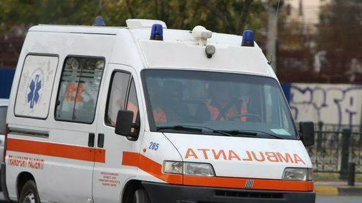 Accident grav în Capitală: Un taximetrist a murit după ce a intrat cu maşina în copac