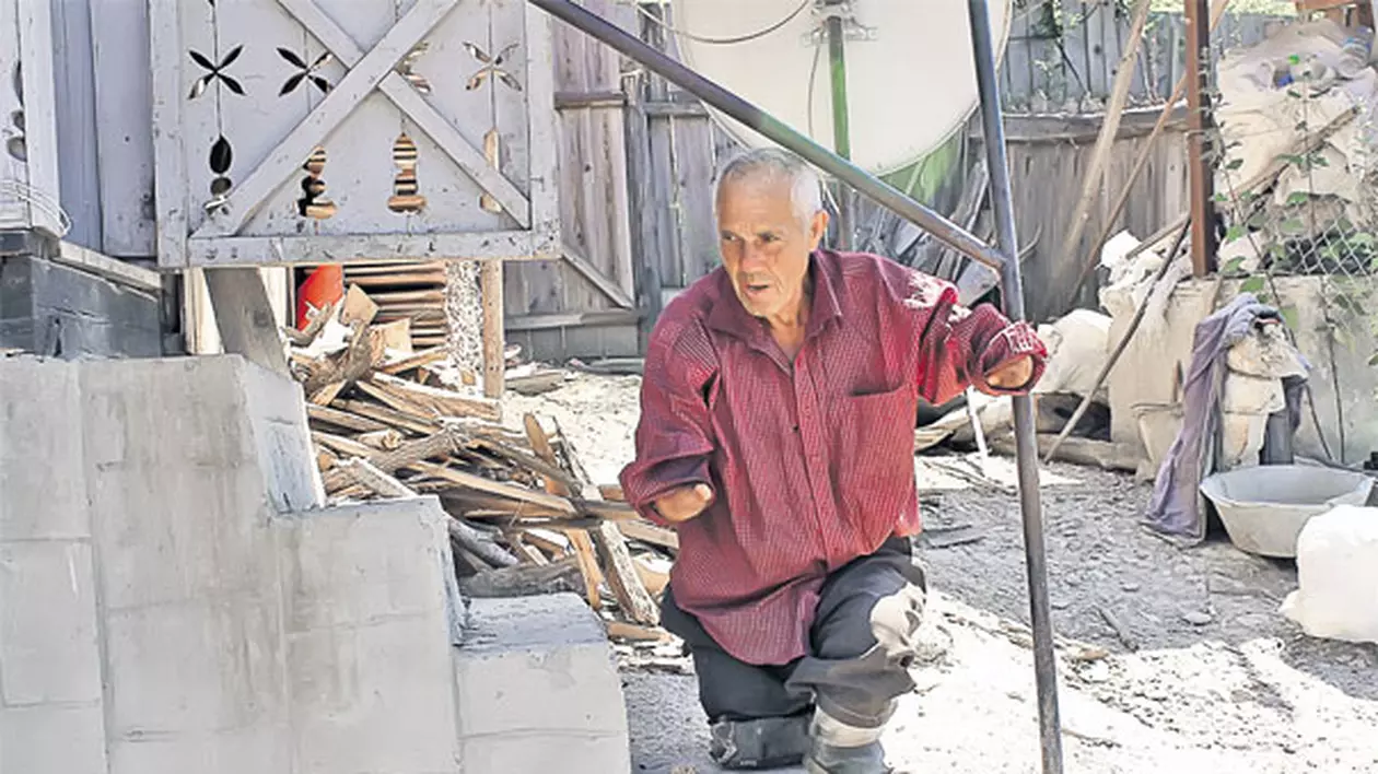 Deşi nu are mâini şi nici picioare, munceşte din greu ca să-şi asigure traiul: "Dacă îţi dă Dumnezeu, trebuie să suferi"