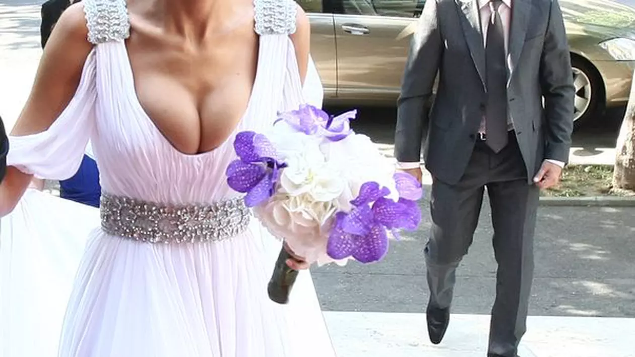 ROCHIE SUPERBĂ, DECOLTEU ADÂNC şi SÂNI IMENŞI. Mădălina Drăghici, CEA MAI SEXY MIREASĂ!