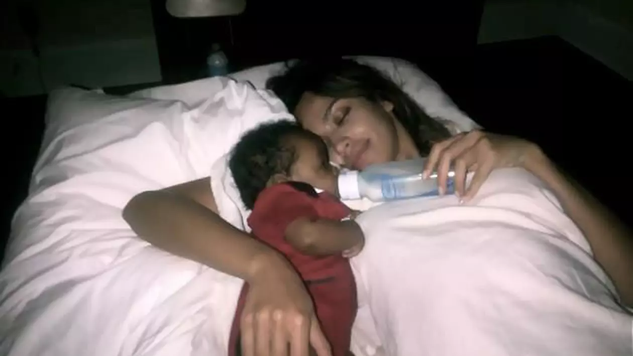 Madalina Ghenea, așa cum nu ai mai văzut-o! Uite cum își ține copilul la sân și îl hrănește! 