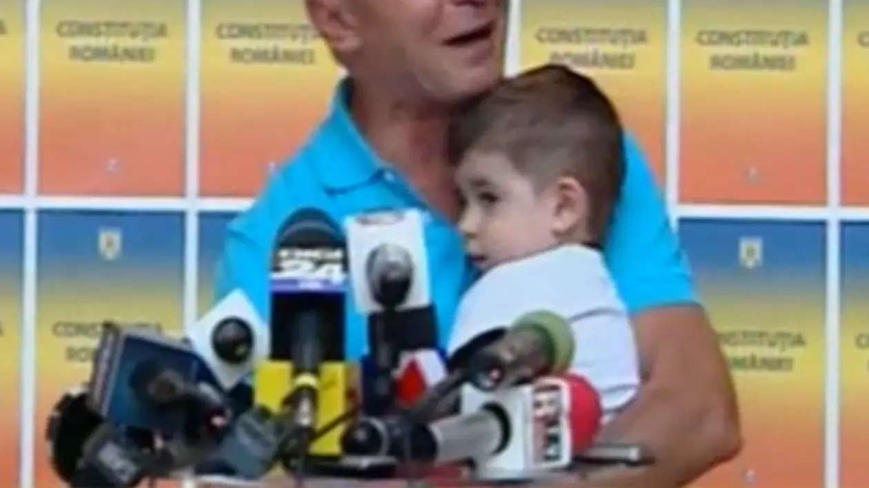 IMAGINEA ZILEI | Traian Băsescu, campanie cu un copil în braţe!