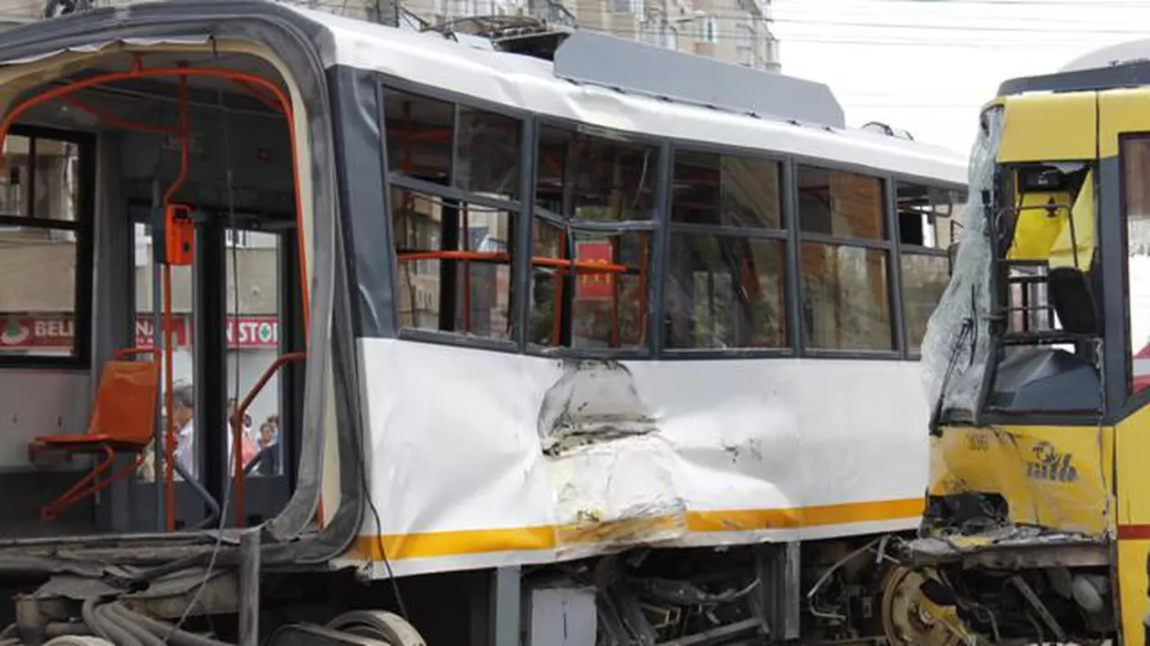 Două tramvaie s-au ciocnit în Capitală. 28 răniţi dintre care 2 copii
