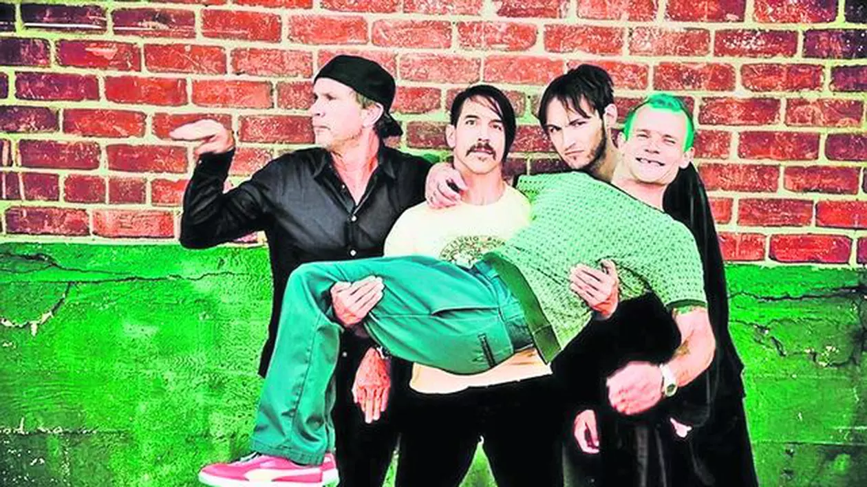 Atenţie! N-ai voie cu sticla de parfum la Red Hot Chilli Peppers