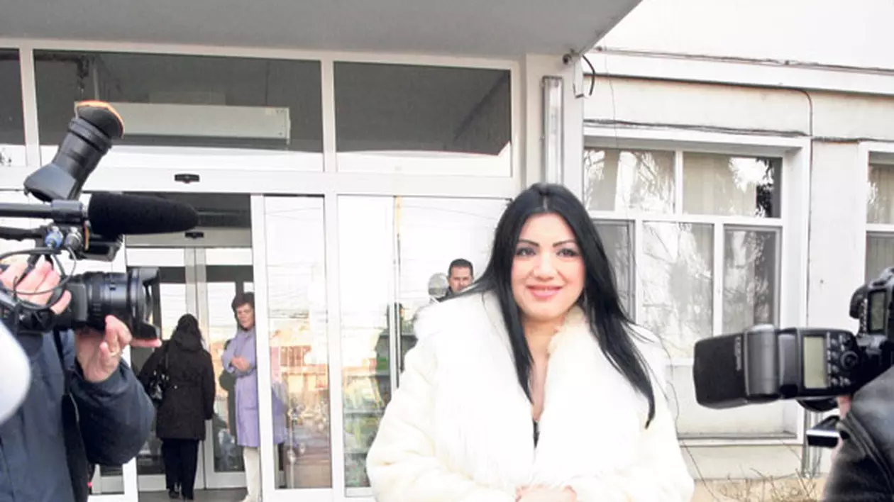 Adriana Bahmuţeanu e foc şi pară că soţul ei i-a confiscat hainele scumpe, dar şi bijuteriile din aur: "Prigoană, da-mi blănurile înapoi!"