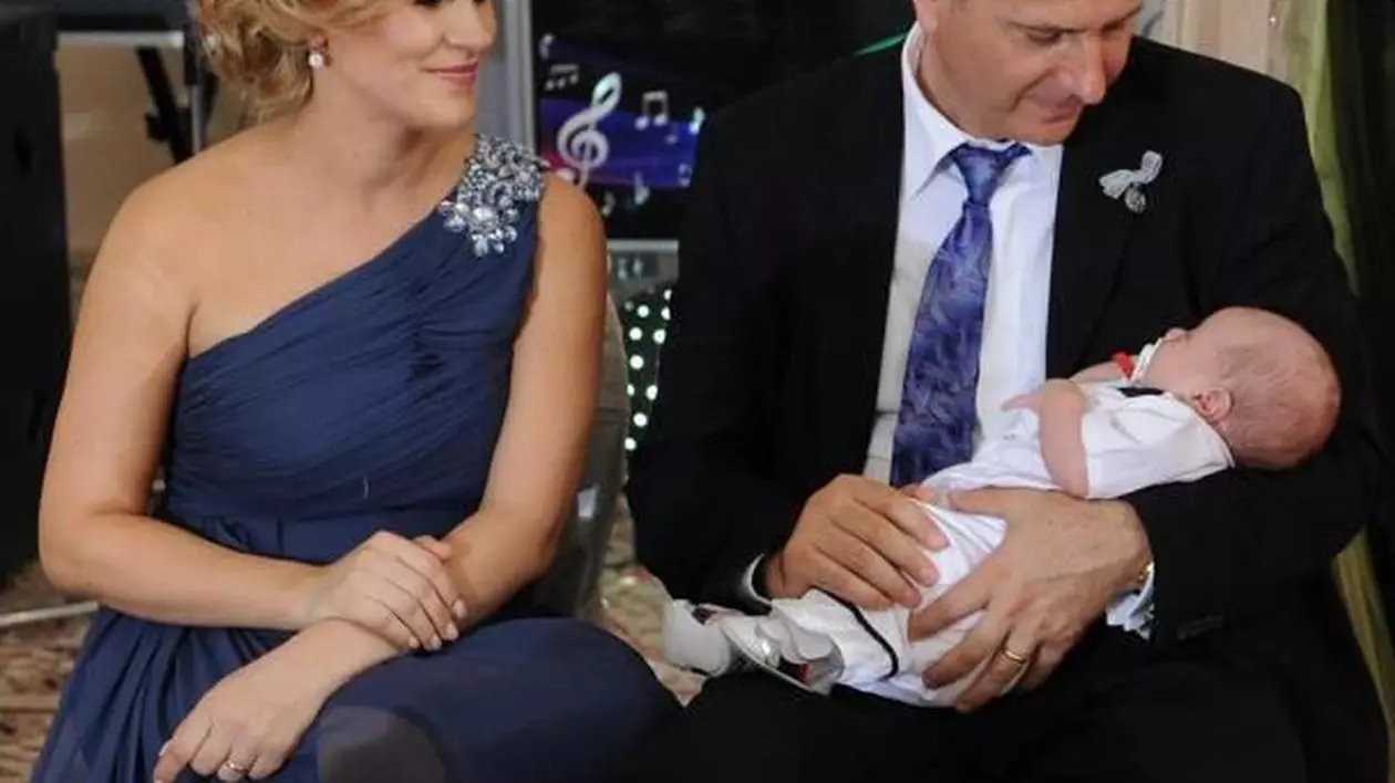 Gabriela Firea nu se dezlipeşte de fiul ei toată noaptea: "Dorm lângă pătuţ!"
