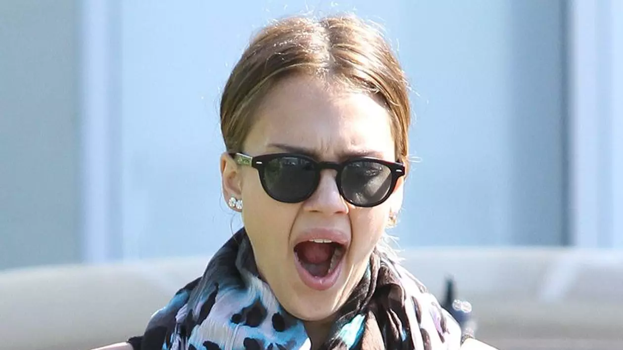 Jessica Alba, ai grijă să nu ne înghiți! Dovada că actrița nu a citit "Codul bunelor maniere" | FOTO