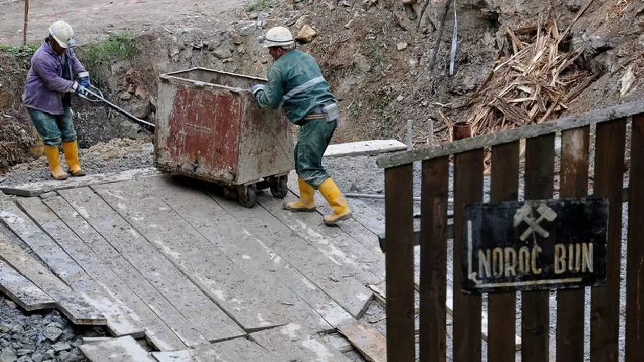 România va exploata din nou uraniu, însă deschiderea unei noi mine durează doi ani. Experții în energie, îngrijorați de dependența de importuri. Mineri la Crucea, județul Suceava