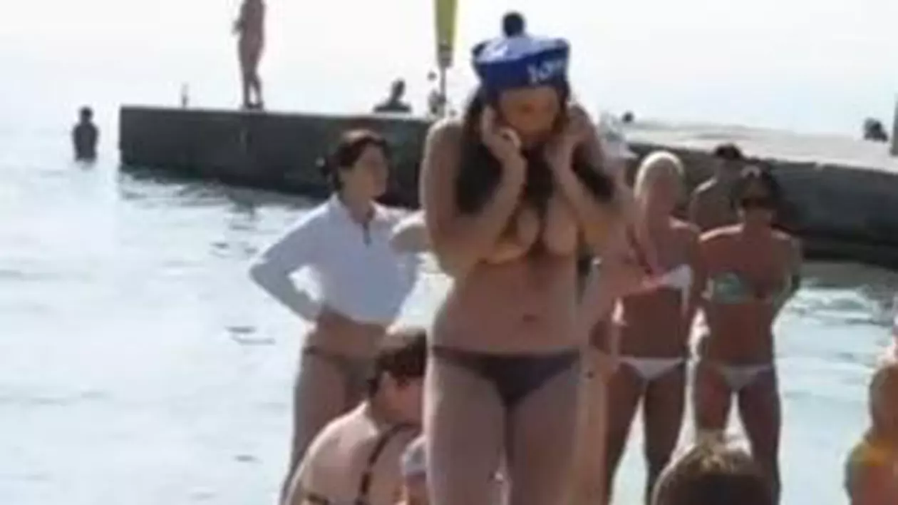 Ce păcat că se termină vara! Bomba sexy îşi scoate la soare sânii cât digul şi dansează de se cutremură plaja! VIDEO