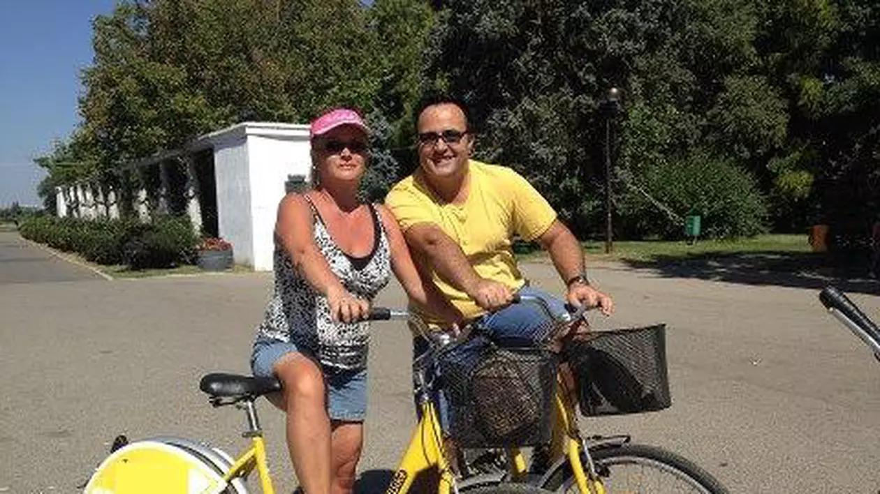 Carmen Rădulescu şi Cristi faur scapă de calorii făcând plimbări pe bicicletă!