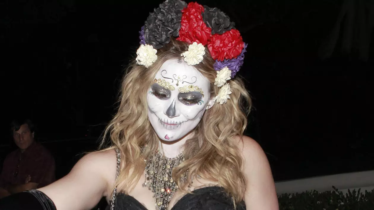 PARADA COSTUMELOR BIZARE! Uite cum s-au DEGHIZAT vedetele de Halloween! FOTO
