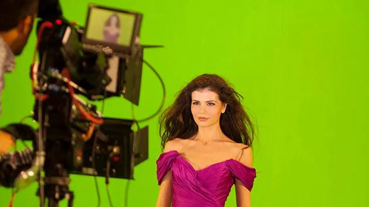 Monica Gabor, SUPERBĂ în noua reclamă a lui Mr. Pink! Vezi FOTOGRAFIILE CARE I-AU DAT PE SPATE pe fanii vedetei | FOTO INEDIT